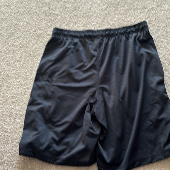 Men’s Under Armor shorts. Black. Large - Picture 3 of 3